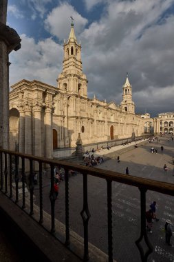 Arequipa Katedrali zarafetle yükselir ve Plaza de Armas 'ı ikiz kuleleri ve sonsuz zarafetiyle güçlendirir. İnancın ve tarihin sembolü..
