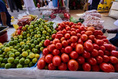San Camilo Market 'te her standın bir hikayesi vardır. Perus ikonik pazarında yerel üretimin ve günlük yaşamın coşkulu kutlamalarında domates, limon, jöle ve sarımsak taşkınlığı