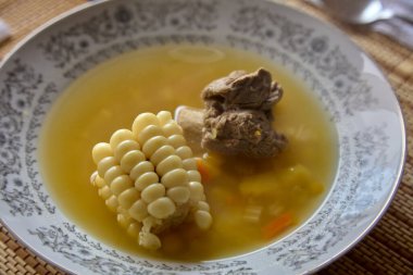 Sıcak bir Cusco tarzı sopa seka, taze et, yuca ve yerli patateslerle dolu. Bu geleneksel And yemeği, Peru dağlık arazisinin sıcaklığını, gıdasını ve derin lezzetlerini sunar..