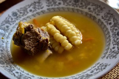 Sıcak bir Cusco tarzı sopa seka, taze et, yuca ve yerli patateslerle dolu. Bu geleneksel And yemeği, Peru dağlık arazisinin sıcaklığını, gıdasını ve derin lezzetlerini sunar..