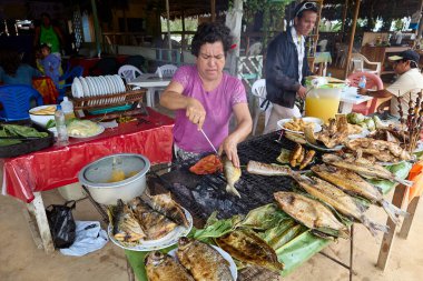 Amazon 'dan taze geldi ve Belen Market, Iquitos' ta orman aromalı ızgara altın, dumanlı kızarmış balığa servis edildi.