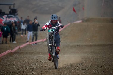 Yokuş aşağı giden sürücü, Amancaes DH hatlarında tam hızda, sisi güç, hassasiyet ve adrenalinle oyuyor. Hata için sıfır boşluk