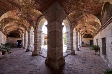 Santa Catalina Manastırı bir sömürge mimarisi ve canlı renkler başyapıtıdır. Derin çivilerden sıcak teraslara kadar her koridor adanmışlık, yalnızlık ve ebedi güzelliğin hikayesini anlatır.