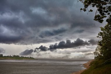 Gökyüzü güçlü Amazon fırtına bulutlarının üzerinde kükrer, rüzgarlar yükselir ve doğa bize ormanı kimin yönettiğini hatırlatır. Iquitos sularının üzerinde dramatik bir an.