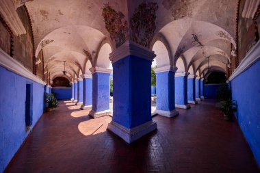Santa Catalina Manastırı bir koloni mimarisi ve canlı renkler başyapıtıdır. Derin çivilerden sıcak teraslara kadar her koridor adanmışlık, yalnızlık ve ebedi güzelliğin hikayesini anlatır..