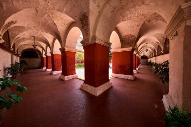 Santa Catalina Manastırı bir koloni mimarisi ve canlı renkler başyapıtıdır. Derin çivilerden sıcak teraslara kadar her koridor adanmışlık, yalnızlık ve ebedi güzelliğin hikayesini anlatır..