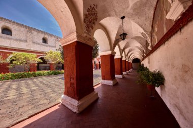 Santa Catalina Manastırı bir koloni mimarisi ve canlı renkler başyapıtıdır. Derin çivilerden sıcak teraslara kadar her koridor adanmışlık, yalnızlık ve ebedi güzelliğin hikayesini anlatır..