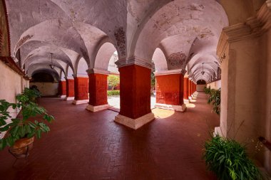 Santa Catalina Manastırı bir koloni mimarisi ve canlı renkler başyapıtıdır. Derin çivilerden sıcak teraslara kadar her koridor adanmışlık, yalnızlık ve ebedi güzelliğin hikayesini anlatır..