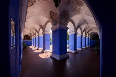 Santa Catalina Manastırı bir koloni mimarisi ve canlı renkler başyapıtıdır. Derin çivilerden sıcak teraslara kadar her koridor adanmışlık, yalnızlık ve ebedi güzelliğin hikayesini anlatır..