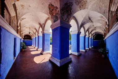 Santa Catalina Manastırı bir koloni mimarisi ve canlı renkler başyapıtıdır. Derin çivilerden sıcak teraslara kadar her koridor adanmışlık, yalnızlık ve ebedi güzelliğin hikayesini anlatır..