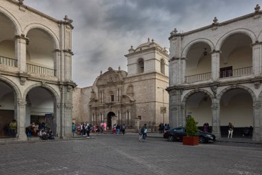 Arequipas tarihi merkezinin zarif koloni kemerleri tarafından çerçevelenen La Compaa Kilisesi sessiz ihtişam içinde duruyor. Beyaz volkanik sillar taştan yapılmıştır..