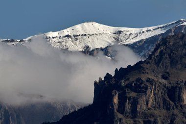 Colca Vadisi 'nin üzerinde sessizce yükselen Mismi Dağı Amazon Nehri' nin doğduğu yeri gösteriyor. Karla kaplı zirveleri And Dağları 'nda kutsal bir gözcü gibi duruyor. Zamanın şekillendirdiği antik toprakları izliyor.