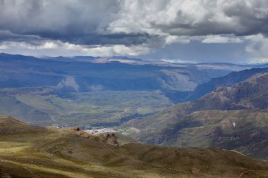 Chivay 'in panoramik manzarası, Colca Kanyonu' na açılan kapı, yuvarlanan tepeler ve antik teraslar arasında yer alıyor. Bu dağlık bölge And geleneğini nefes kesici manzarayla harmanlıyor.
