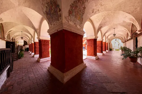 Santa Catalina Manastırı bir koloni mimarisi ve canlı renkler başyapıtıdır. Derin çivilerden sıcak teraslara kadar her koridor adanmışlık, yalnızlık ve ebedi güzelliğin hikayesini anlatır..