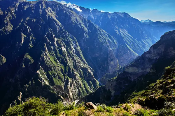 Etkileyici Colca Kanyonu dramatik uçurumlar ve derin vadiler şeklinde yüzyıllardır akan su ve yer değiştiren toprak tarafından oyulmuştur. Büyük Kanyon 'un iki katı derinlikte.