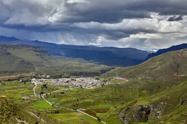 Chivay 'in panoramik manzarası, Colca Kanyonu' na açılan kapı, yuvarlanan tepeler ve antik teraslar arasında yer alıyor. Bu dağlık bölge And geleneğini nefes kesici manzarayla harmanlıyor.