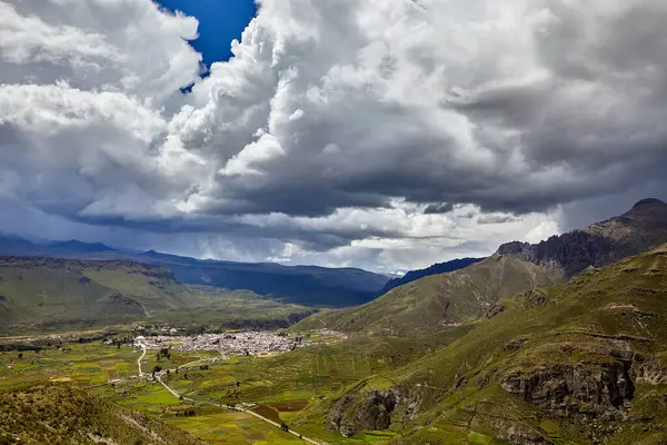 Chivay 'in panoramik manzarası, Colca Kanyonu' na açılan kapı, yuvarlanan tepeler ve antik teraslar arasında yer alıyor. Bu dağlık bölge And geleneğini nefes kesici manzarayla harmanlıyor.