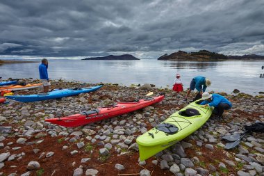 Deniz kayakçıları Capachica Yarımadası 'na vardıklarında yerel halk tarafından sıcak karşılanarak, doğa ve mirasın buluştuğu bir ortamda gülümseme, hikayeler ve gelenekleri paylaştılar.