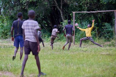 Çıplak ayaklar, yoğun bir odaklanma ve durdurulamaz bir enerjiyle bu genç oyuncular her hamlede futbolun saf tutkusunu her vuruşta ve koşuda ortaya koyuyorlar.