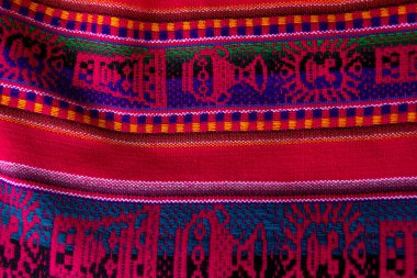Geleneğin canlı iplikleri. Pisac 'tan gelen bu büyüleyici el yapımı tekstil And Dağları' nın zengin renklerine ve kültürüne hayat veriyor. Her dikiş bir hikaye anlatır. Tarihi, sanatı ve toplumu birbirine bağlar..