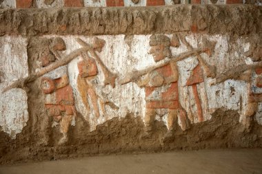 Huaca de la Luna 'nın Trujillo, Peru' daki canlı duvar resimleri Moche medeniyetinin sanatsal dehasını gözler önüne seriyor. 1500 yıldan daha eski olan bu karmaşık tasarımlar, tanrıları ve ayinleri tasvir eder..