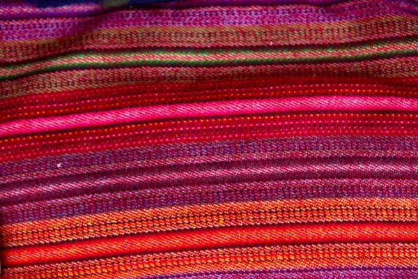 Geleneğin canlı iplikleri. Pisac 'tan gelen bu büyüleyici el yapımı tekstil And Dağları' nın zengin renklerine ve kültürüne hayat veriyor. Her dikiş bir hikaye anlatır. Tarihi, sanatı ve toplumu birbirine bağlar..