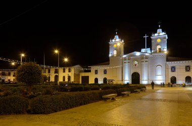 Chachapoyas Katedrali, Kuzey Andesit 'teki inanç ve dayanıklılığın bir sembolü olarak duruyor. Beyaz cephe ve zarif kuleler, yüzyıllar süren bağlılığı yansıtıyor..