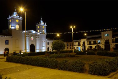 Chachapoyas Katedrali, Kuzey Andesit 'teki inanç ve dayanıklılığın bir sembolü olarak duruyor. Beyaz cephe ve zarif kuleler, yüzyıllar süren bağlılığı yansıtıyor..