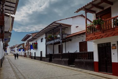 Koloni perileri ve sakin kaldırım taşı cazibesiyle çerçevelenmiş Chachapoyas 'taki bu huzurlu cadde, Kuzey And geleneklerinin balkonlarda oyalandığı ve geçmişin her adımında senin yanında yürüdüğü ebedi ruhu yakalıyor.