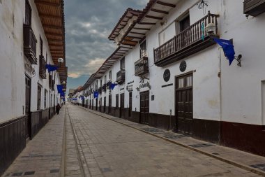 Koloni perileri ve sakin kaldırım taşı cazibesiyle çerçevelenmiş Chachapoyas 'taki bu huzurlu cadde, Kuzey And geleneklerinin balkonlarda oyalandığı ve geçmişin her adımında senin yanında yürüdüğü ebedi ruhu yakalıyor.
