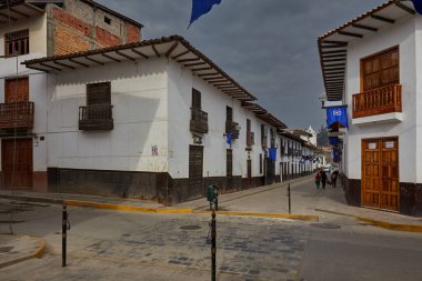 Koloni perileri ve sakin kaldırım taşı cazibesiyle çerçevelenmiş Chachapoyas 'taki bu huzurlu cadde, Kuzey And geleneklerinin balkonlarda oyalandığı ve geçmişin her adımında senin yanında yürüdüğü ebedi ruhu yakalıyor.