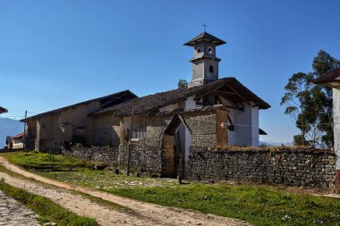 Levanto Katedrali, yıpranmış duvarlar ve sessiz varlıkla yükselir. Yüzyıllardır süren inanç, direnç ve And halkının ebedi ruhuyla yankılanır.