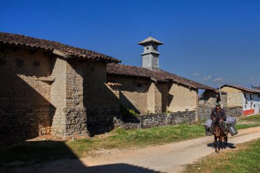 Levanto Katedrali, yıpranmış duvarlar ve sessiz varlıkla yükselir. Yüzyıllardır süren inanç, direnç ve And halkının ebedi ruhuyla yankılanır.