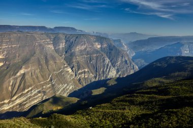 Amazonas 'taki Uctubamba Kanyonu Perus' un kuzey yamaçlarındaki saf güzelliği gözler önüne seriyor. Derinlik, renk ve sonsuz doğa harikasının nefes kesici bir karışımı..