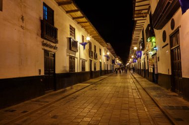 Chachapoyas 'ın sessiz sokakları ebedi cazibelerini, kaldırım taşlarını ve durgunluklarını bir And gecesinin sükunetiyle sarmalanmıştır.