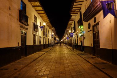Chachapoyas 'ın sessiz sokakları ebedi cazibelerini, kaldırım taşlarını ve durgunluklarını bir And gecesinin sükunetiyle sarmalanmıştır.
