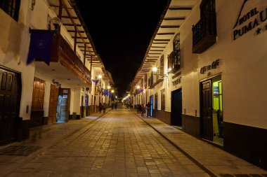 Chachapoyas 'ın sessiz sokakları ebedi cazibelerini, kaldırım taşlarını ve durgunluklarını bir And gecesinin sükunetiyle sarmalanmıştır.