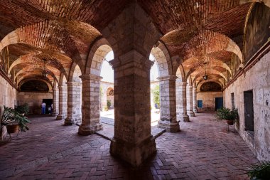 Santa Catalina Manastırı bir koloni mimarisi ve canlı renkler başyapıtıdır. Derin çivilerden sıcak teraslara kadar her koridor adanmışlık, yalnızlık ve ebedi güzelliğin hikayesini anlatır..