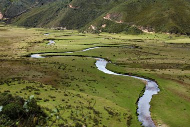 Amazonas 'taki Huaylla Beln Vadisi geniş ve nefes kesici. Peru, And Dağları' nın ve gökyüzünün sessiz bir uyum içinde buluştuğu otlakların ve suların yumuşak kıvrımlarında açılır..