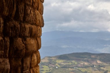 Bulut ormanının üzerinde yükselen Kuelap, Chachapoya medeniyetinin gökteki gizli kalesinin gücü ve gizeminin sessiz bir kanıtı olarak duruyor..