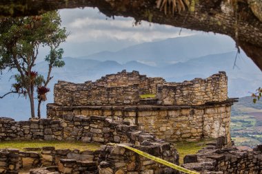 Bulut ormanının üzerinde yükselen Kuelap, Chachapoya medeniyetinin gökteki gizli kalesinin gücü ve gizeminin sessiz bir kanıtı olarak duruyor..