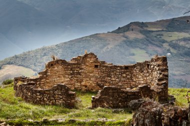 Bulut ormanının üzerinde yükselen Kuelap, Chachapoya medeniyetinin gökteki gizli kalesinin gücü ve gizeminin sessiz bir kanıtı olarak duruyor..