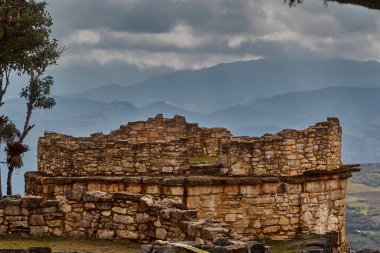 Bulut ormanının üzerinde yükselen Kuelap, Chachapoya medeniyetinin gökteki gizli kalesinin gücü ve gizeminin sessiz bir kanıtı olarak duruyor..