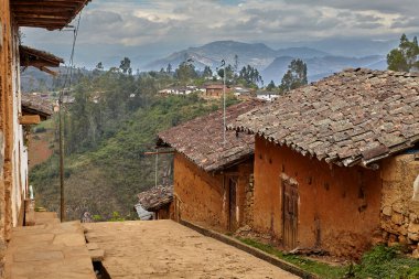La Jalca Grande dağlık bölgelerde yuvalanmış ebedi taş evler ve kırmızı kiremitli çatılar And geleneğinin ve kuzey Peru 'daki sömürge tarihinin canlı özünü korumaktadır..