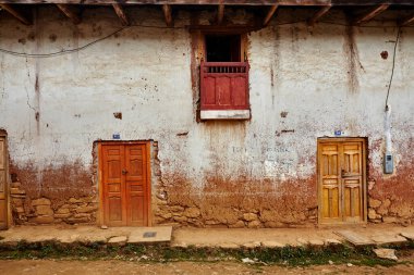 La Jalca Grande dağlık bölgelerde yuvalanmış ebedi taş evler ve kırmızı kiremitli çatılar And geleneğinin ve kuzey Peru 'daki sömürge tarihinin canlı özünü korumaktadır..