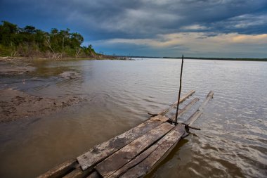 Bitmez tükenmez ormanlarda ve aynalı sularda, kudretli Maran Nehri Pacaya Samiria 'nın kalbine hayat ve gizem getirir..