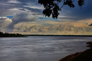 Bitmez tükenmez ormanlarda ve aynalı sularda, kudretli Maran Nehri Pacaya Samiria 'nın kalbine hayat ve gizem getirir..