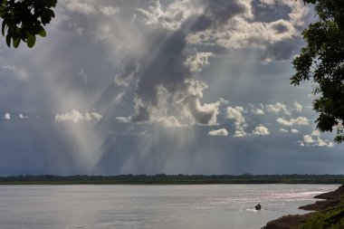 Bitmez tükenmez ormanlarda ve aynalı sularda, kudretli Maran Nehri Pacaya Samiria 'nın kalbine hayat ve gizem getirir..