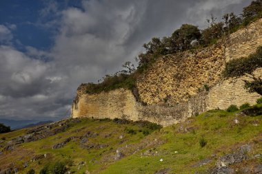 Kuelap, Chachapoya halkının kalıcı mirasını gözler önüne seriyor. Bulutlarda bir kale, tarihin ve doğanın gizemli bir uyum içinde buluştuğu yer..
