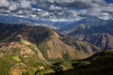 Peru, Amazonas 'taki Kuelap kalesi yakınlarındaki Andes' in altında teraslı tarlalar ve yamalı tarım arazileri var. Nesiller boyu yerel çiftçiler bu manzarayı şekillendirdi..